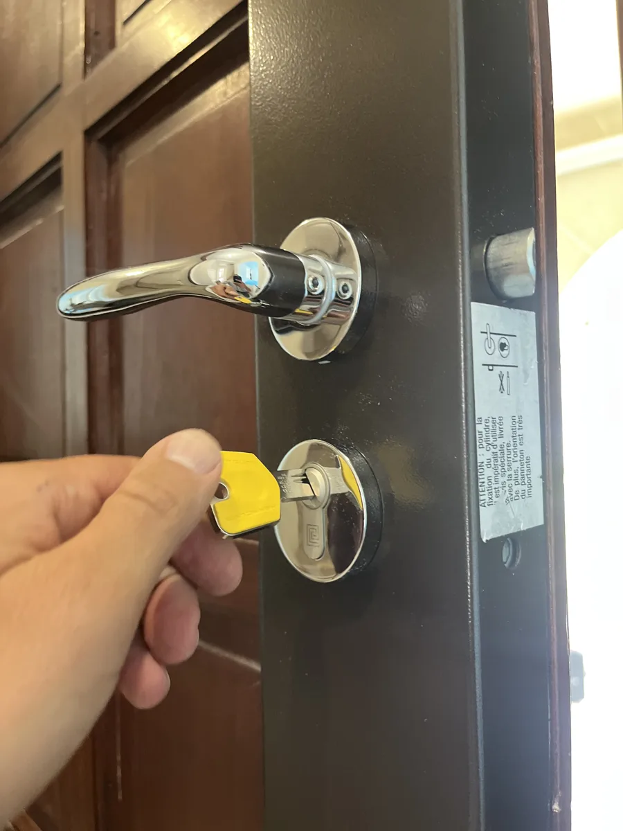 Clé Héraclès dans le cylindre d'une porte blindée par AMG Serrurerie