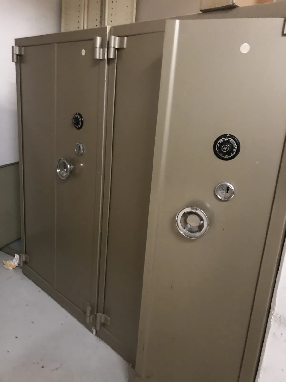 Armoires fortes et coffres-forts à combinaison installés par AMG Serrurerie en Île-de-France