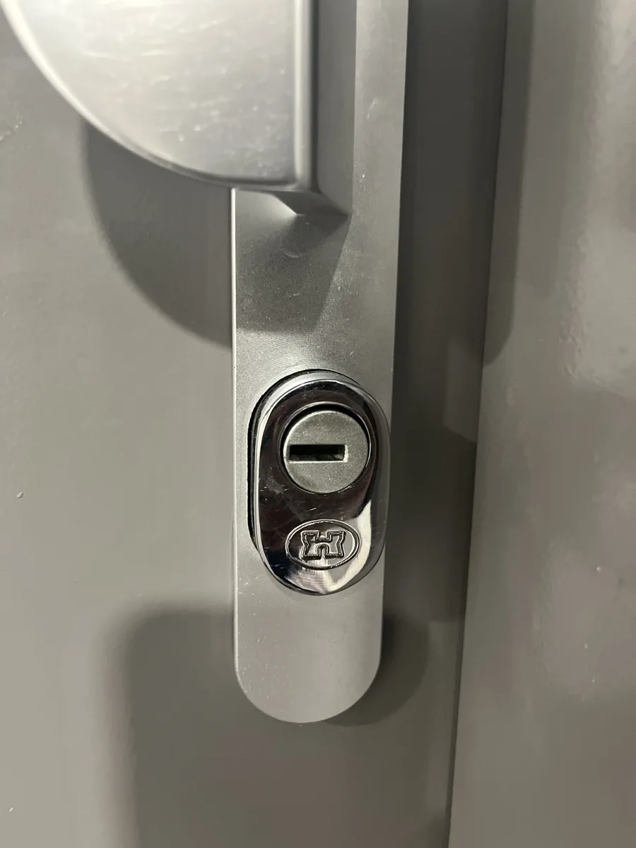 Cylindre haute sécurité et clé sur porte blindée par AMG Serrurerie