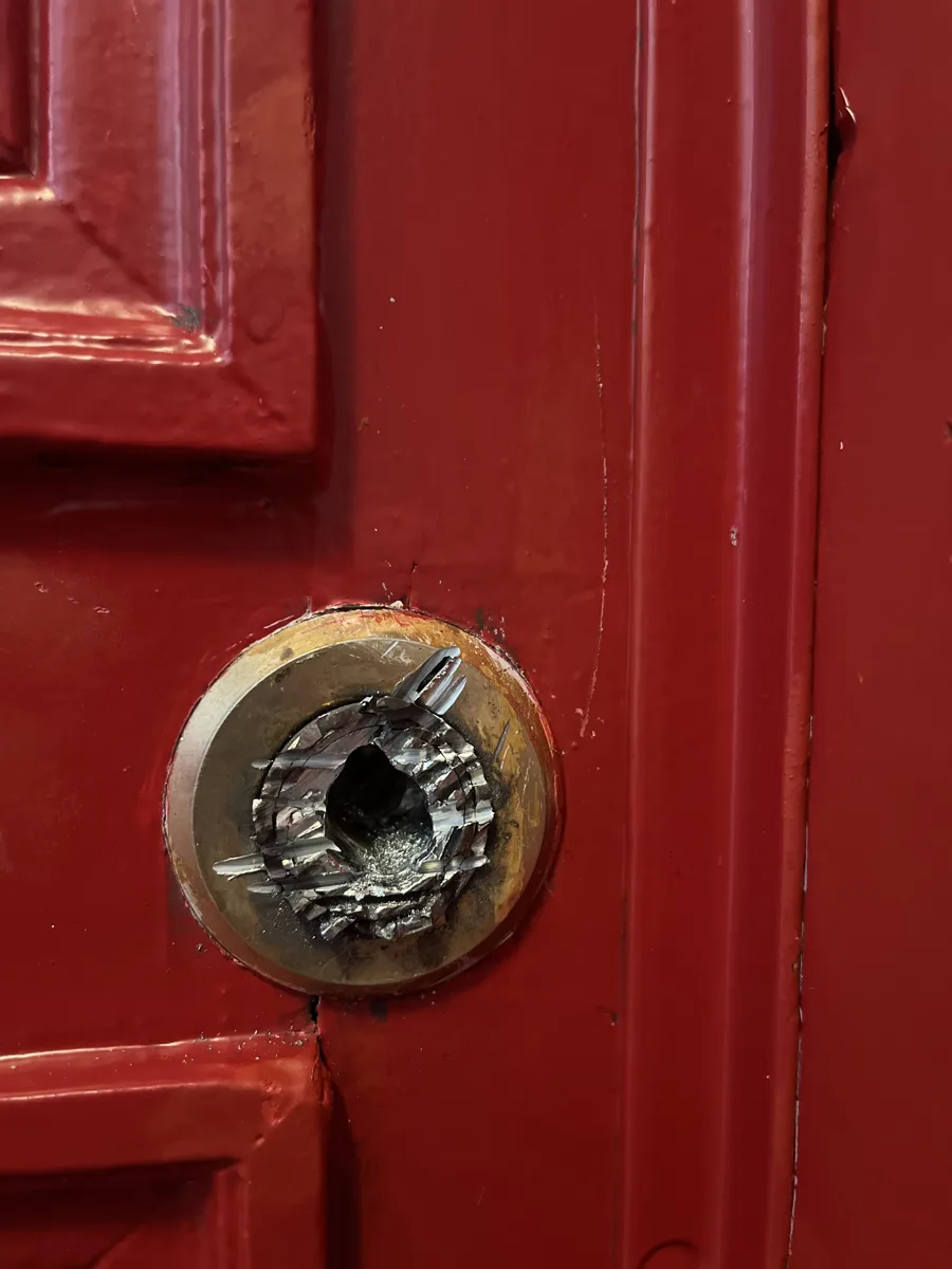 Cylindre percé après effraction — dépannage en urgence par AMG Serrurerie