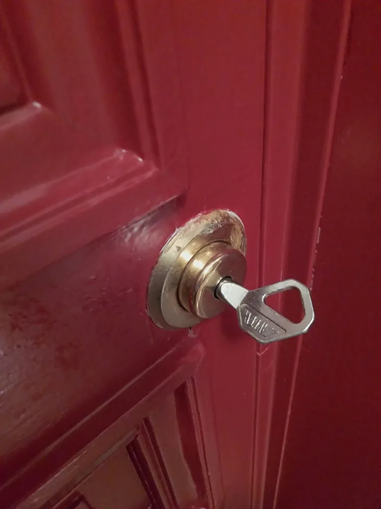 Cylindre rond de porte ancienne, remis en service par AMG Serrurerie
