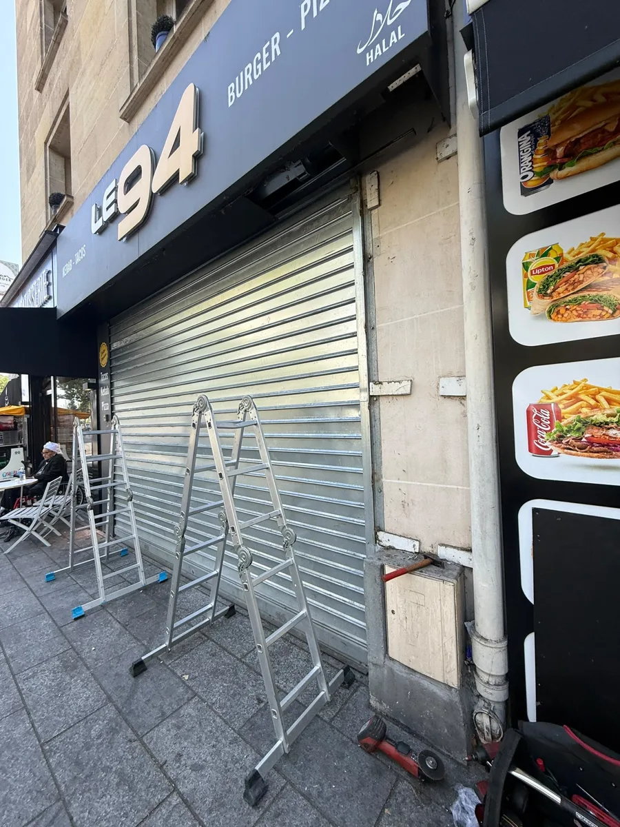 Dépannage d'un rideau métallique de commerce par AMG Serrurerie