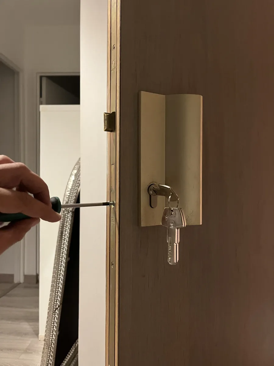 Installation d'un cylindre neuf et réglage de la serrure par AMG Serrurerie