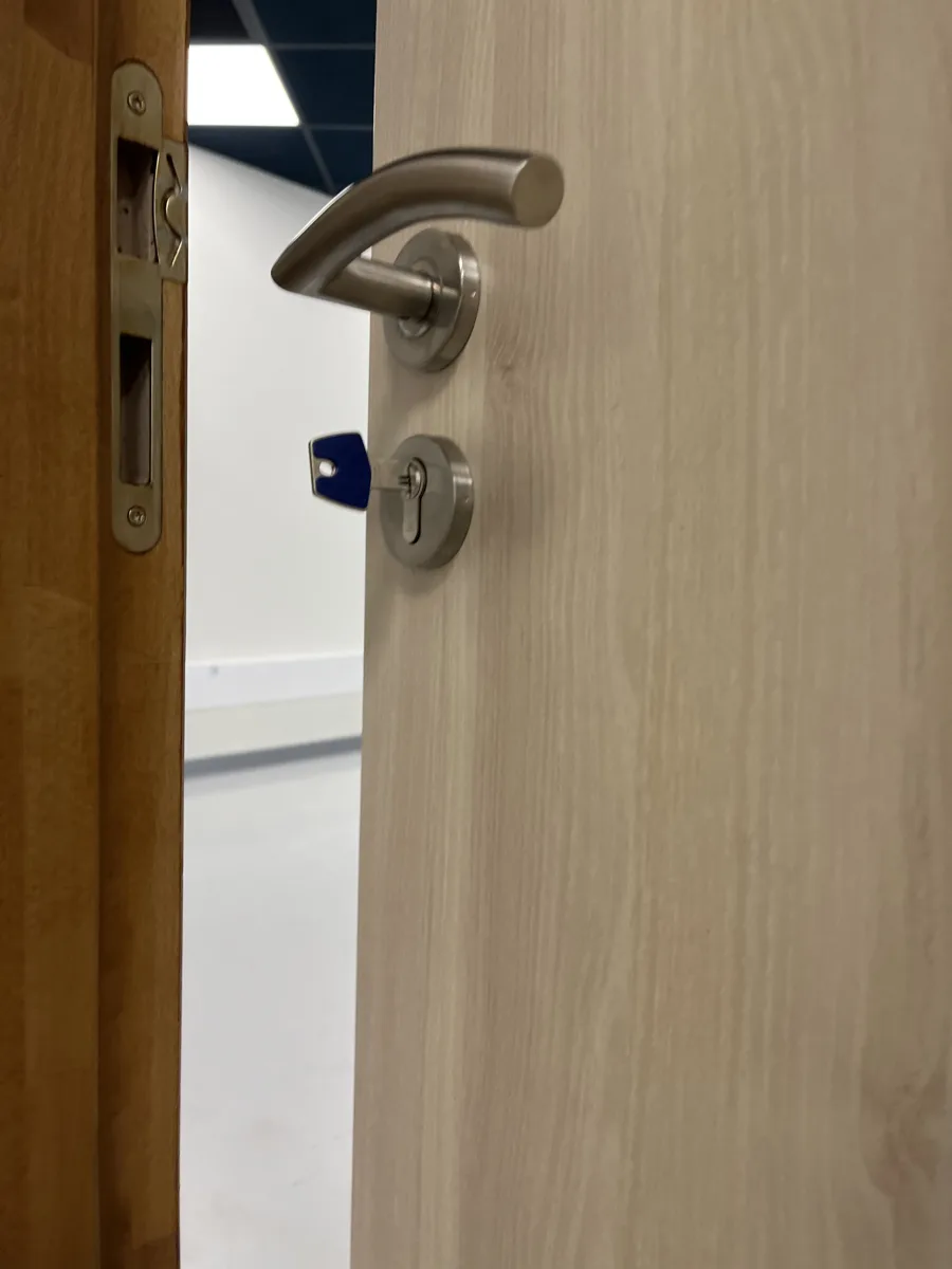 Poignée béquille inox installée sur porte blindée par AMG Serrurerie