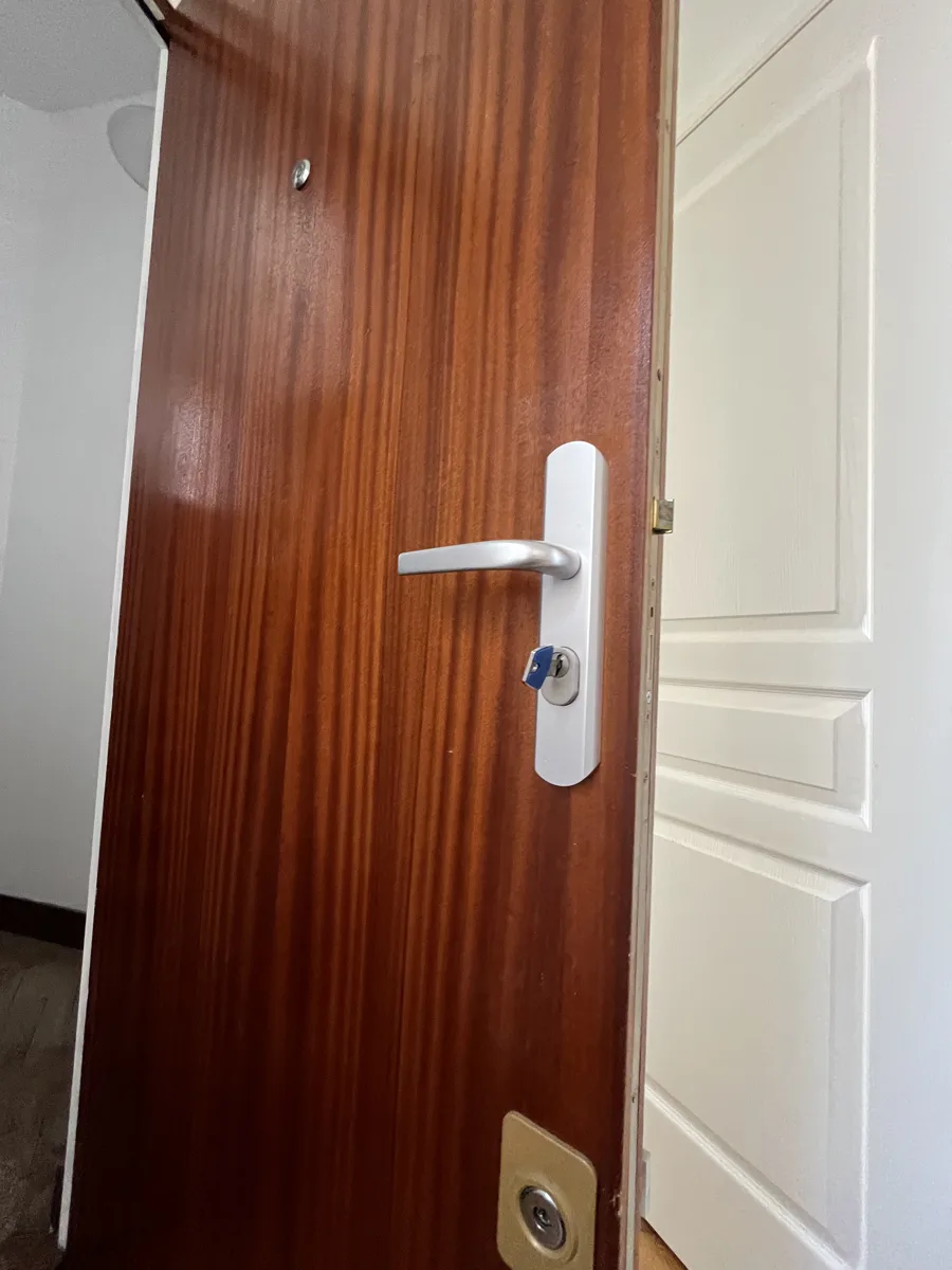 Installation d'une porte blindée acajou à serrure multipoints par AMG Serrurerie