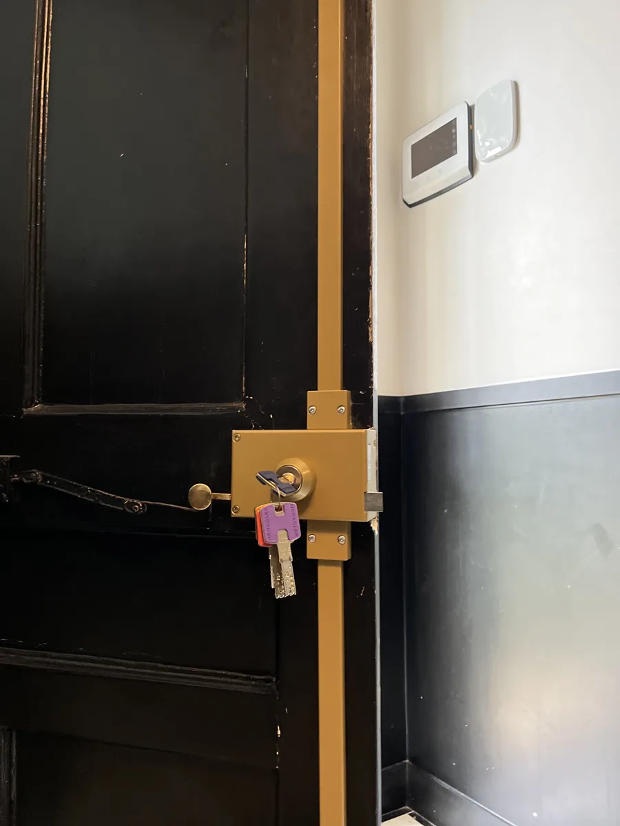 Installation d'une serrure sur porte blindée noire par AMG Serrurerie