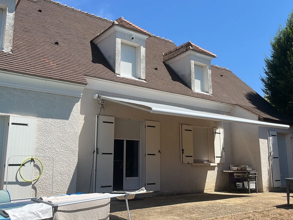 Store banne blanc installé sur terrasse de pavillon par AMG Serrurerie