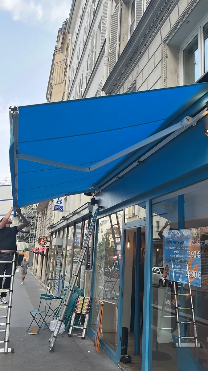 Store banne installé — réglage des bras articulés par AMG Serrurerie