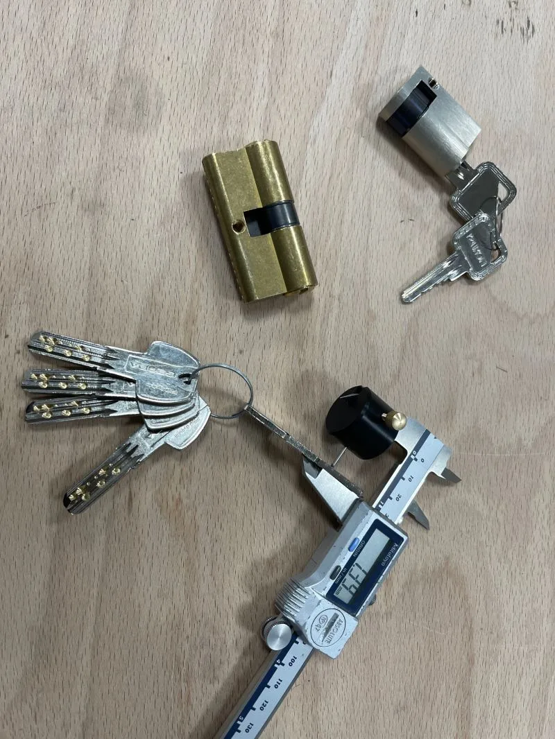 Mesure d'un cylindre au pied à coulisse par AMG Serrurerie