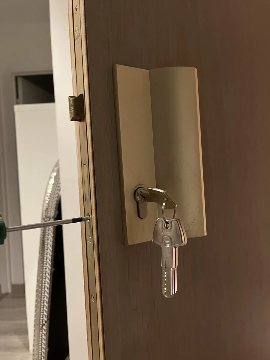 Ouverture de porte et clé dans le cylindre en dépannage par AMG Serrurerie