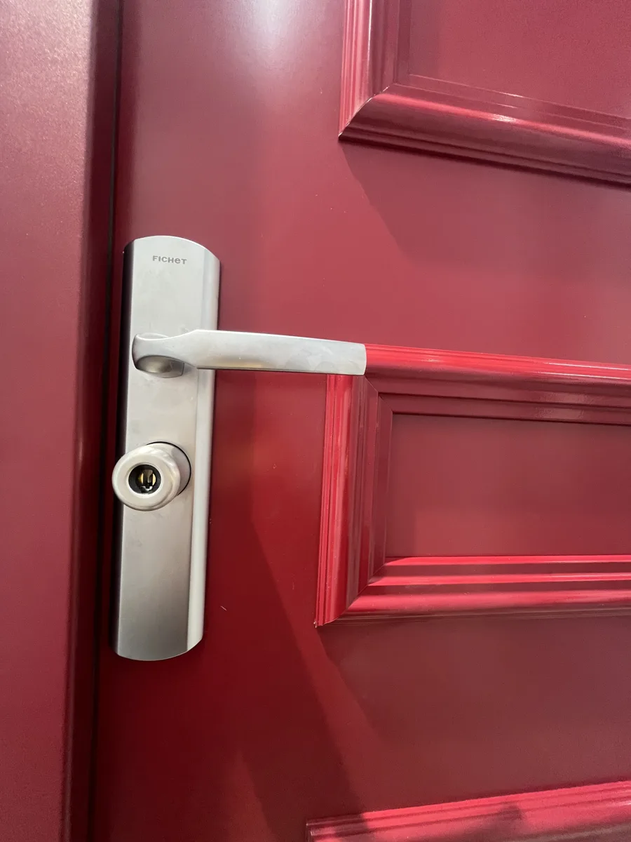 Poignée Fichet et cylindre à pastille sur porte blindée par AMG Serrurerie
