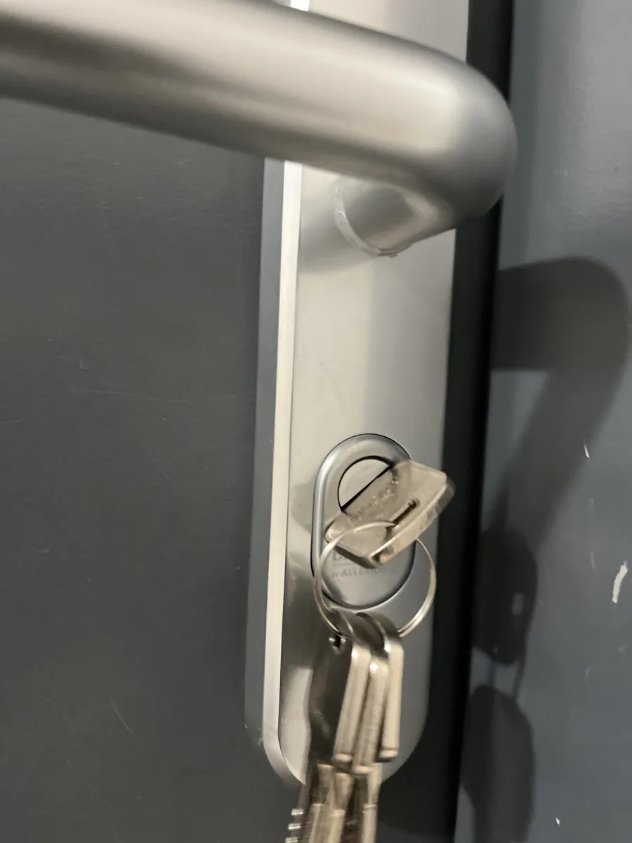 Poignée inox et cylindre de sécurité posés par AMG Serrurerie