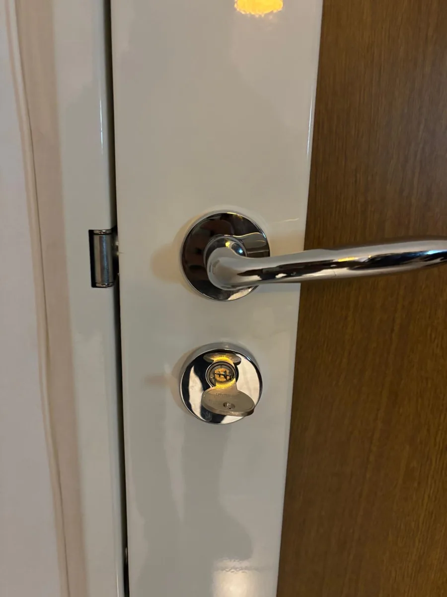 Porte de chambre d'hôtel, serrure à clé par AMG Serrurerie