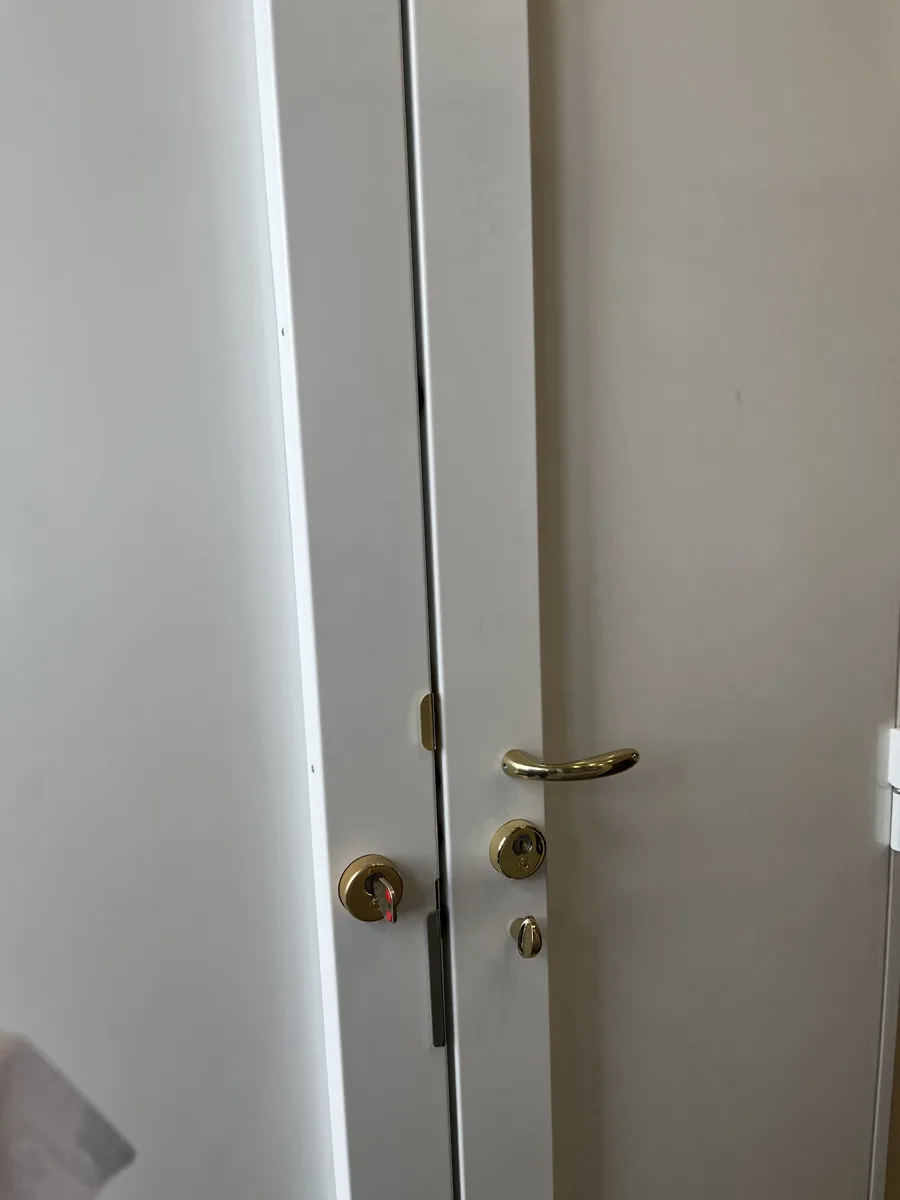Porte double équipée d'une serrure et poignée laiton par AMG Serrurerie