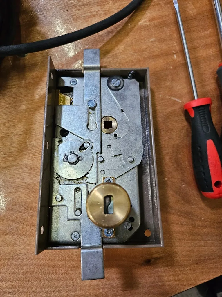 Porte double en bois, serrure de condamnation par AMG Serrurerie