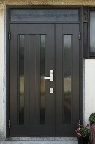 Porte d'entrée double vitrée posée par AMG Serrurerie