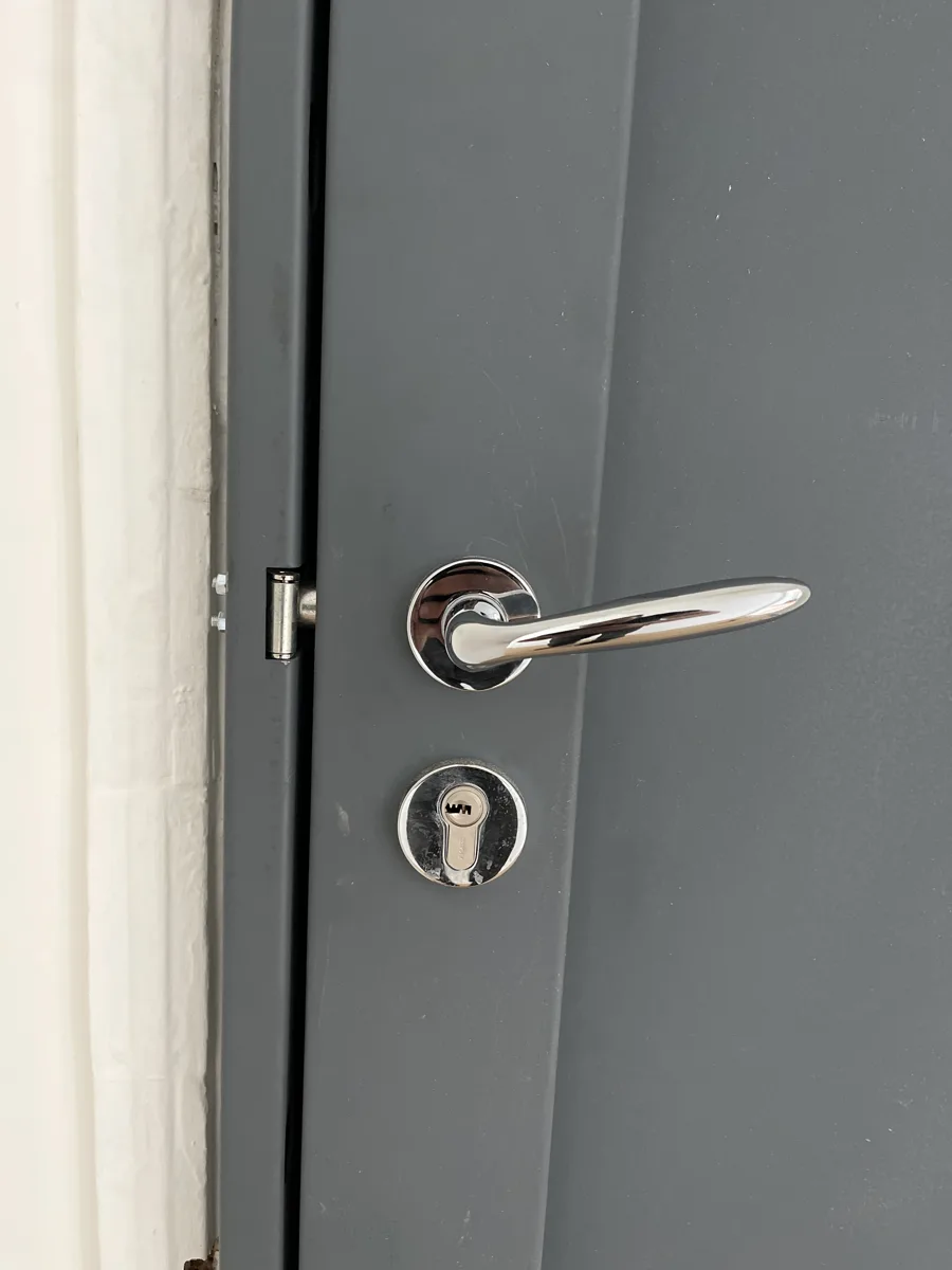 Porte métallique équipée poignée chrome et cylindre par AMG Serrurerie