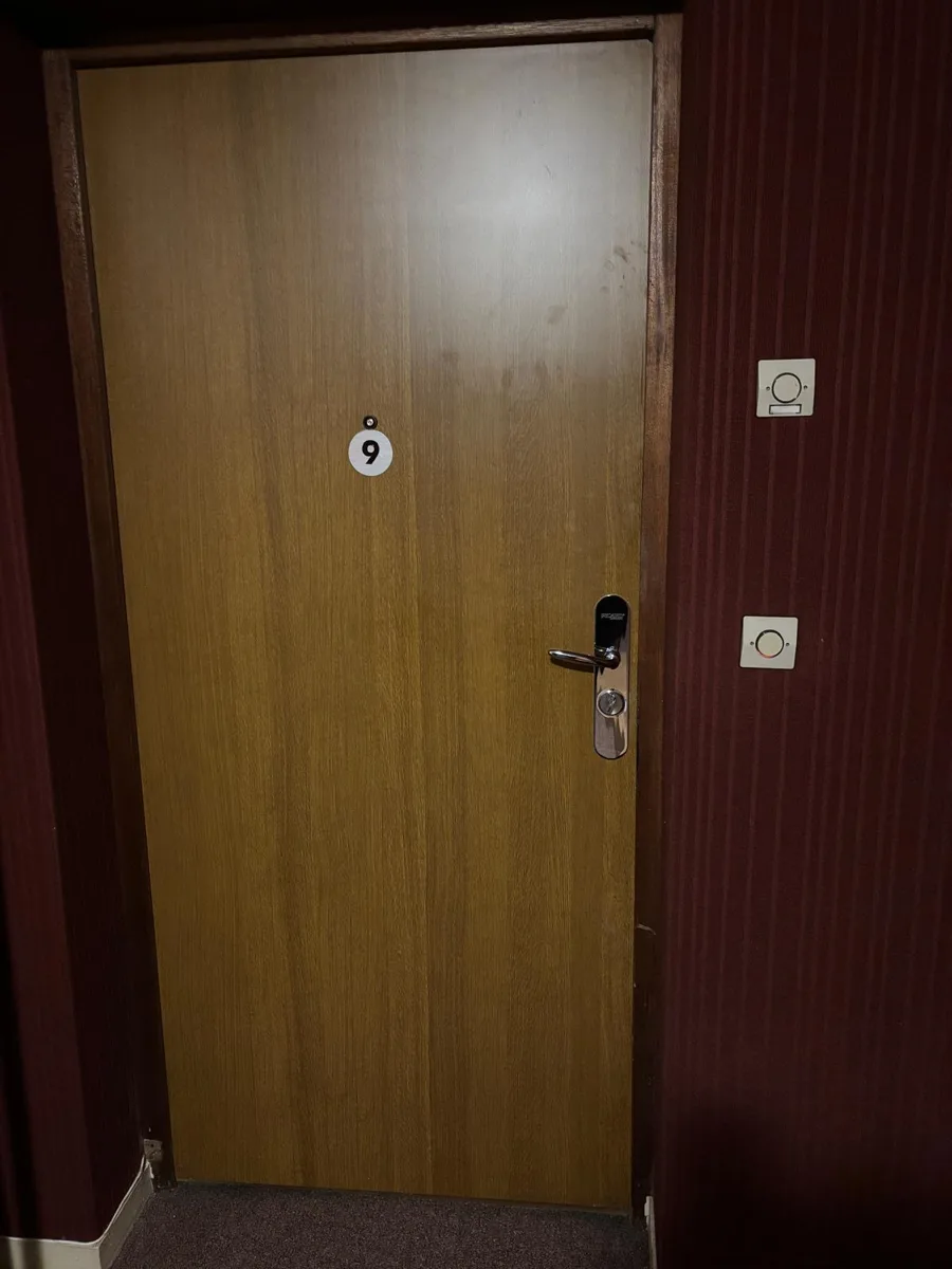 Porte vitrée dépoli, cylindre réparé par AMG Serrurerie