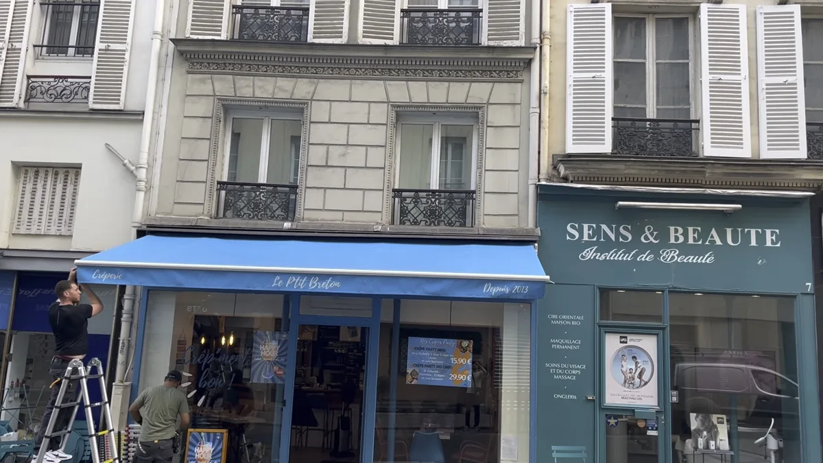Pose d'un store banne sur une devanture de crêperie par AMG Serrurerie