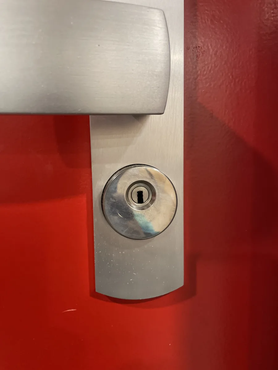 Protecteur de cylindre inox sur porte d'immeuble par AMG Serrurerie
