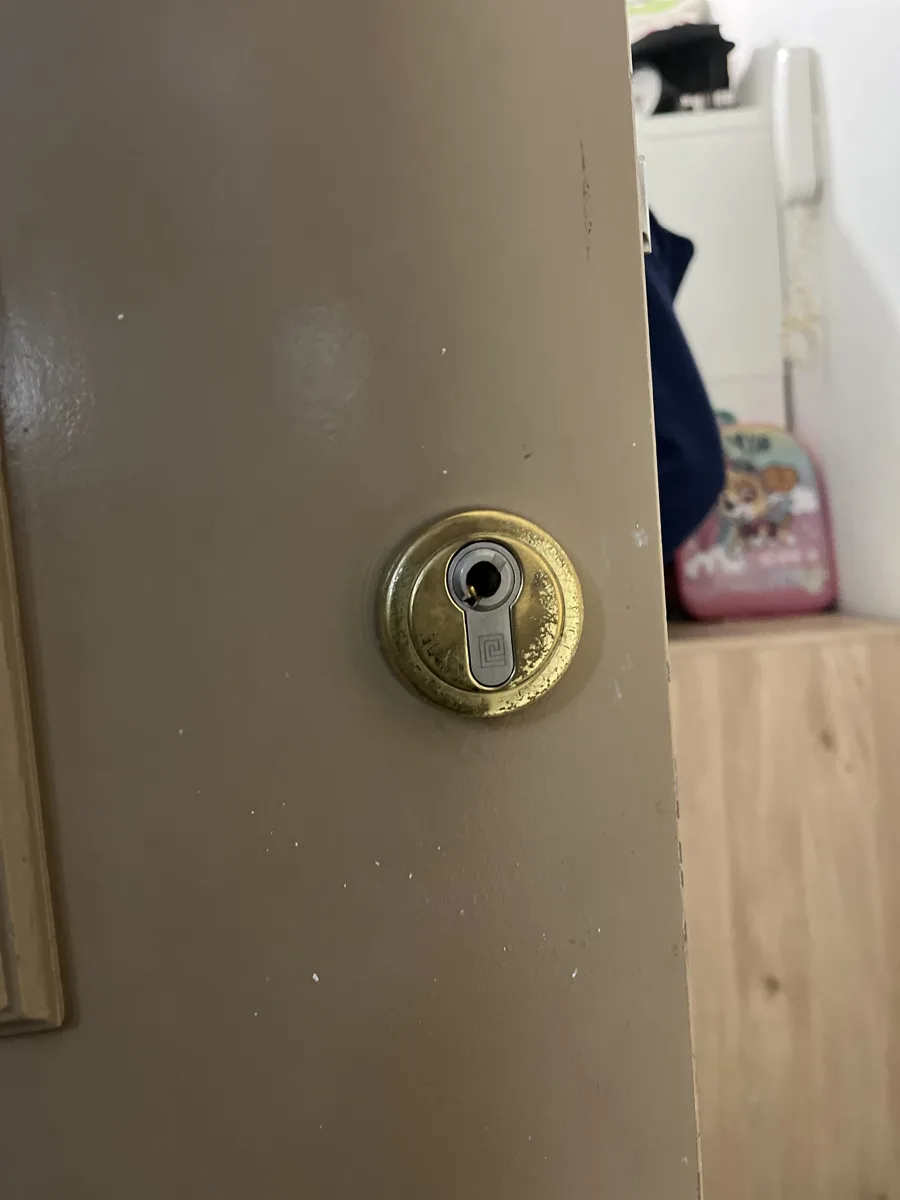 Protège-cylindre laiton sur porte d'entrée d'appartement par AMG Serrurerie