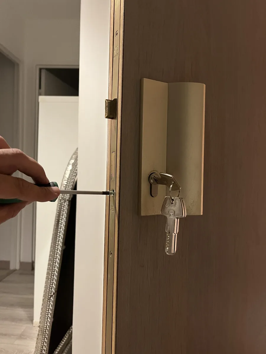 Réglage de gâche d'une serrure multipoints par AMG Serrurerie