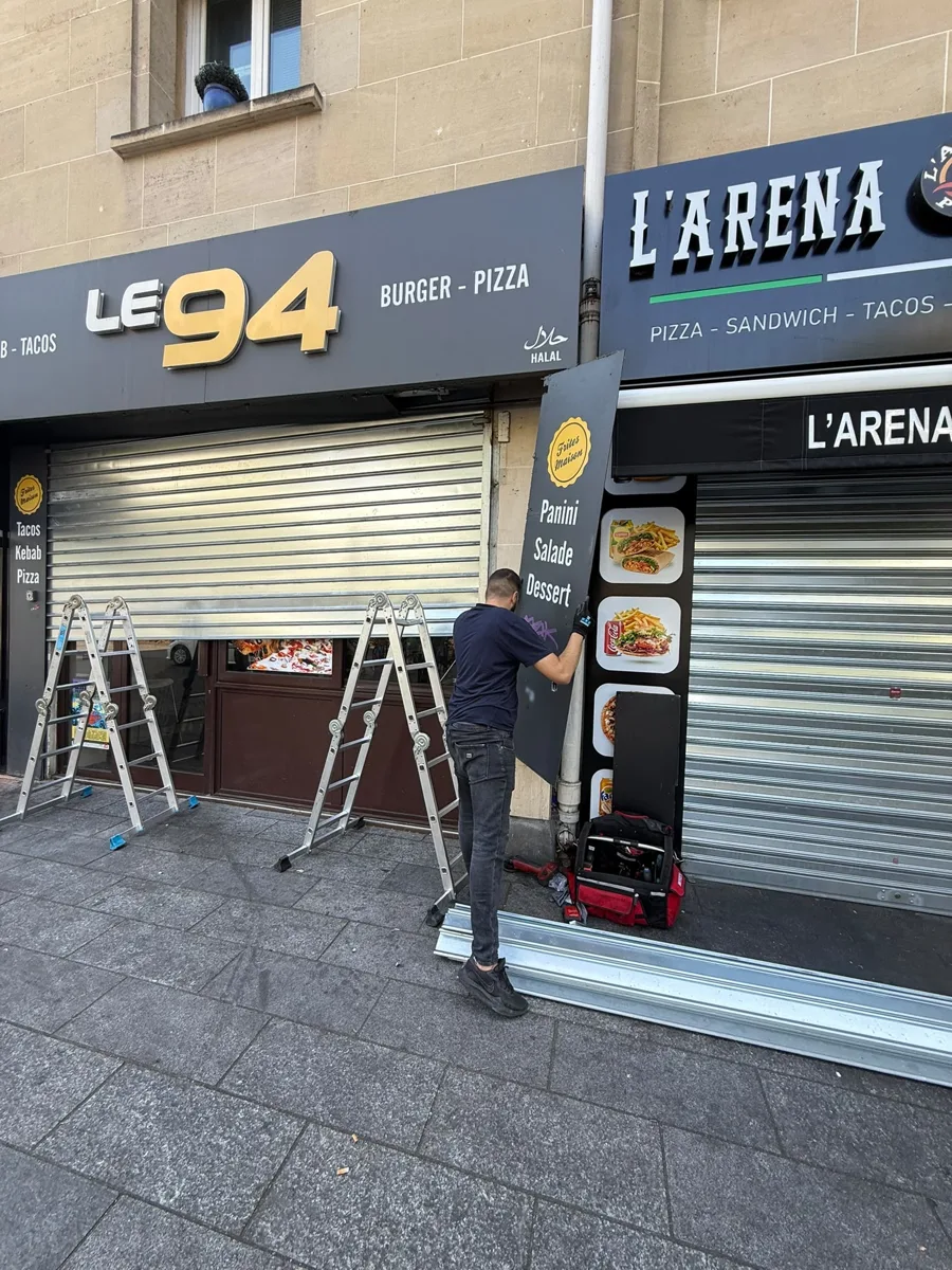 Réparation d'un rideau métallique de restaurant par AMG Serrurerie