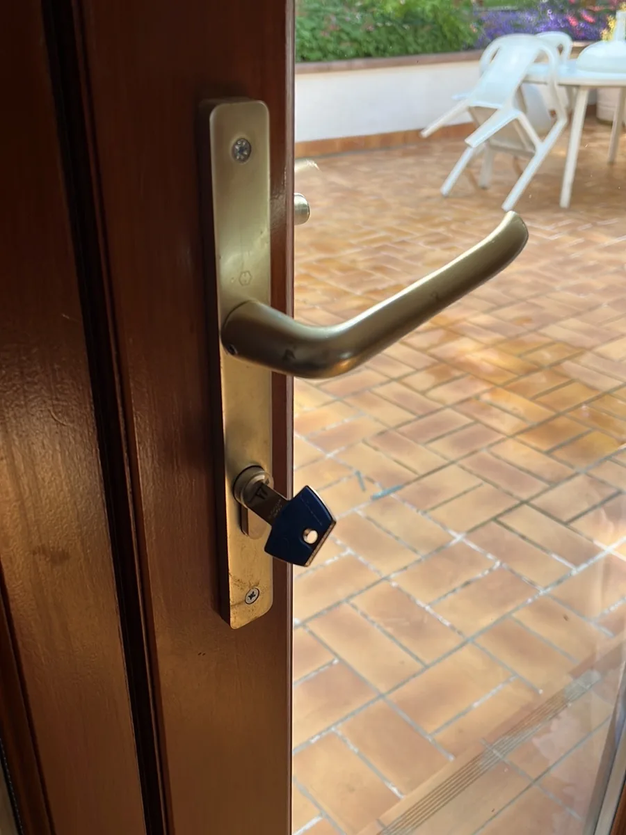 Serrure et cylindre posés sur porte intérieure par AMG Serrurerie