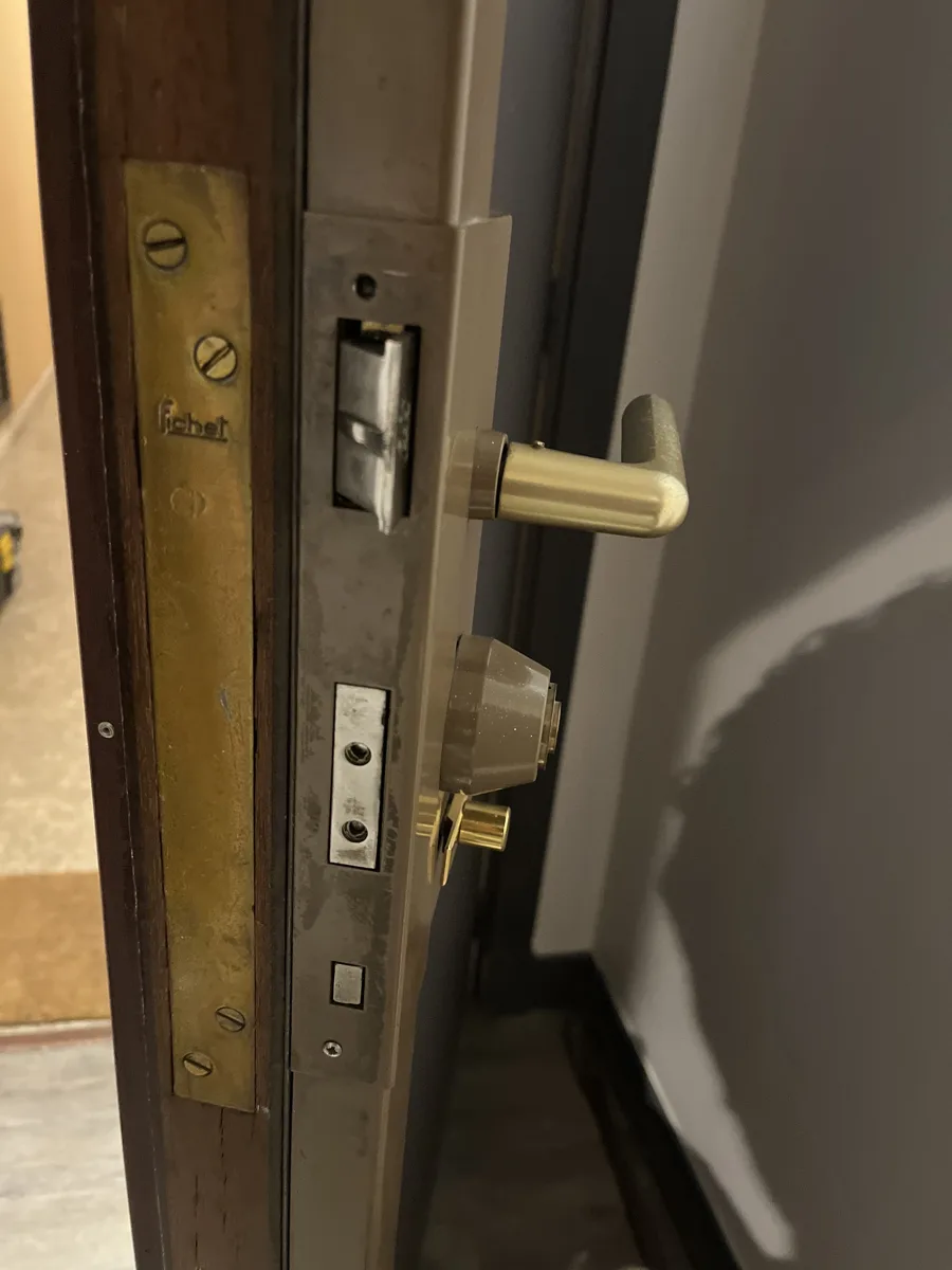 Serrure multipoints Fichet — tranche de porte blindée par AMG Serrurerie