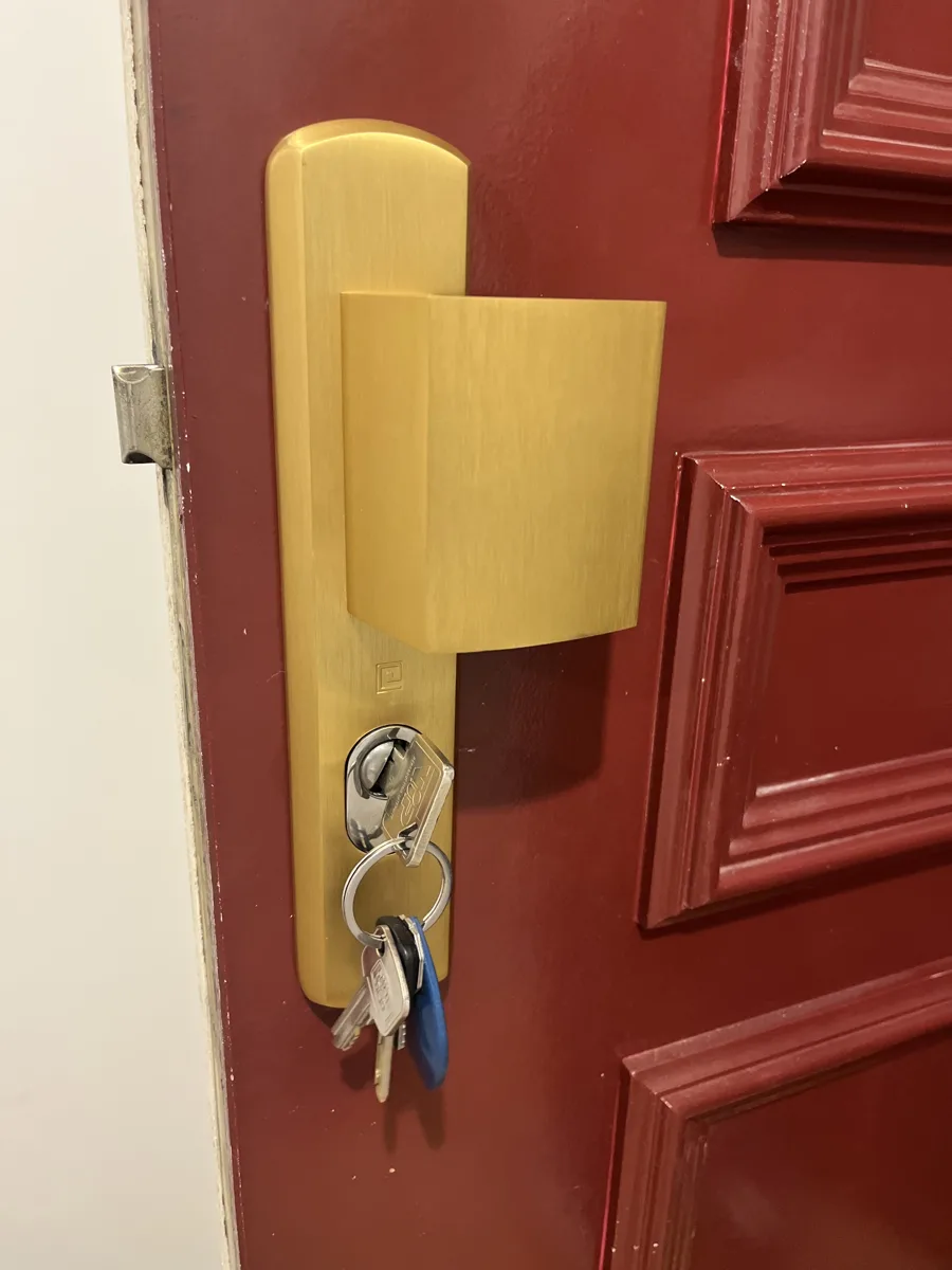 Verrou haute sécurité à bouton posé sur porte d'entrée par AMG Serrurerie