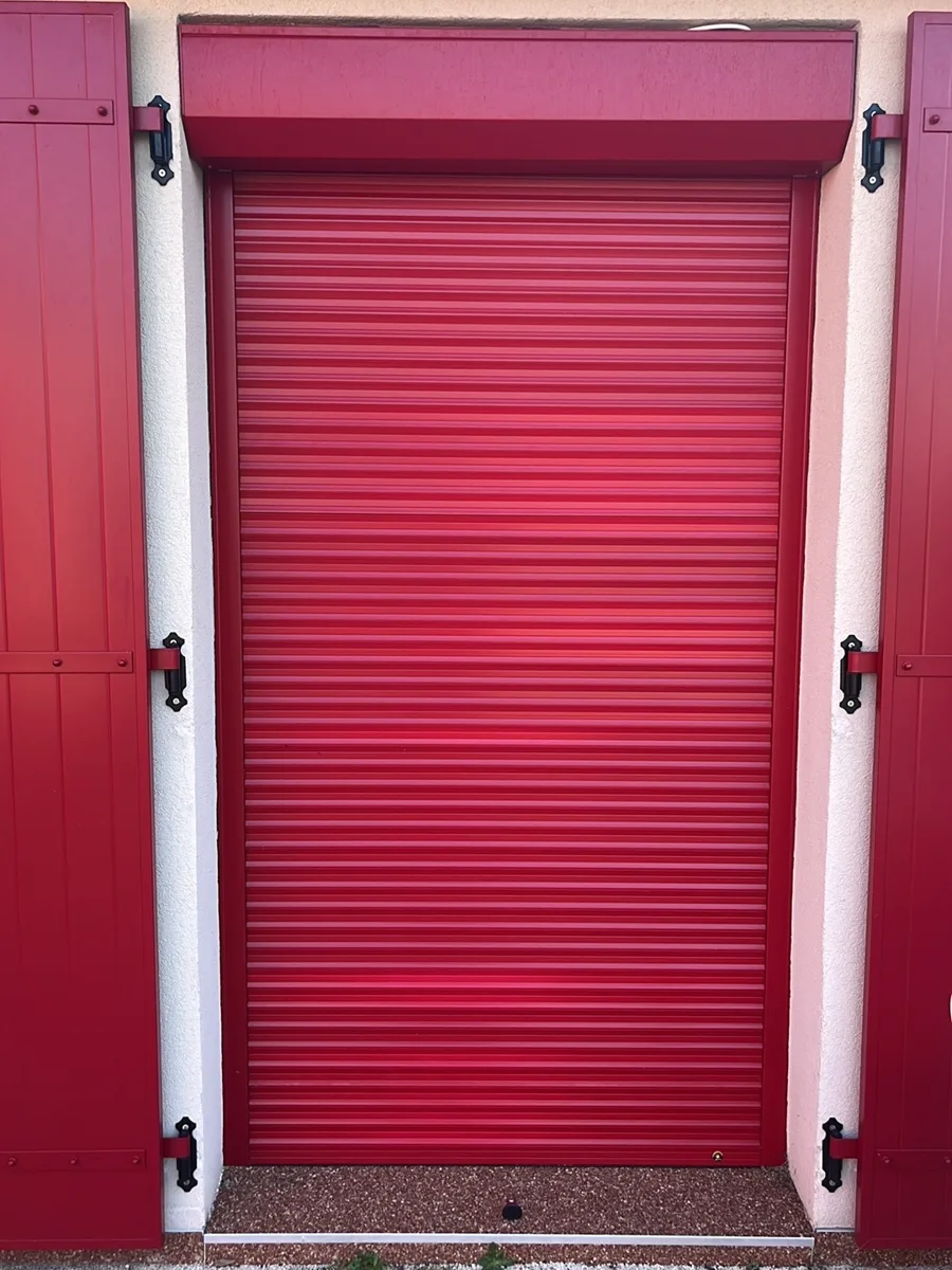 Volet roulant rouge avec coffre aluminium assorti par AMG Serrurerie
