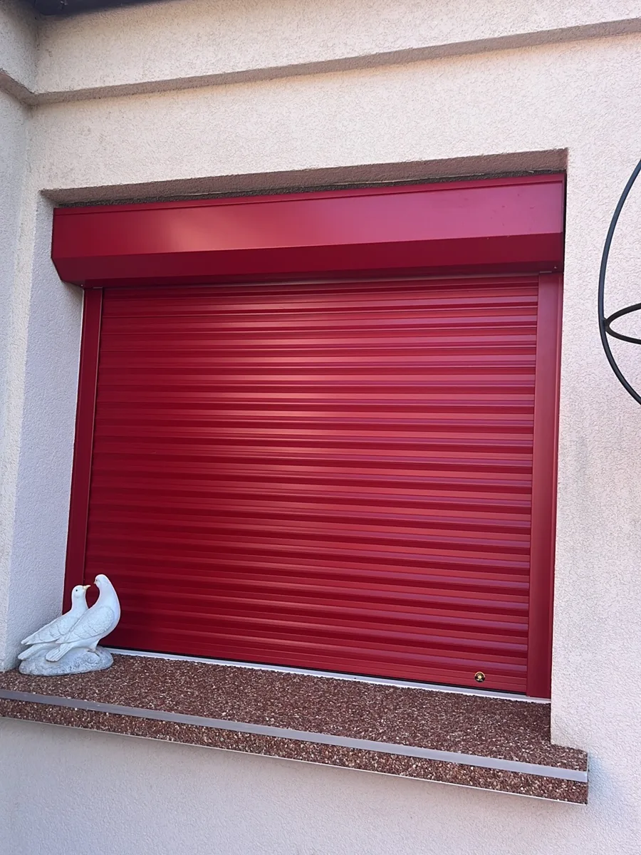 Volet roulant rouge sur fenêtre, coffre extérieur par AMG Serrurerie