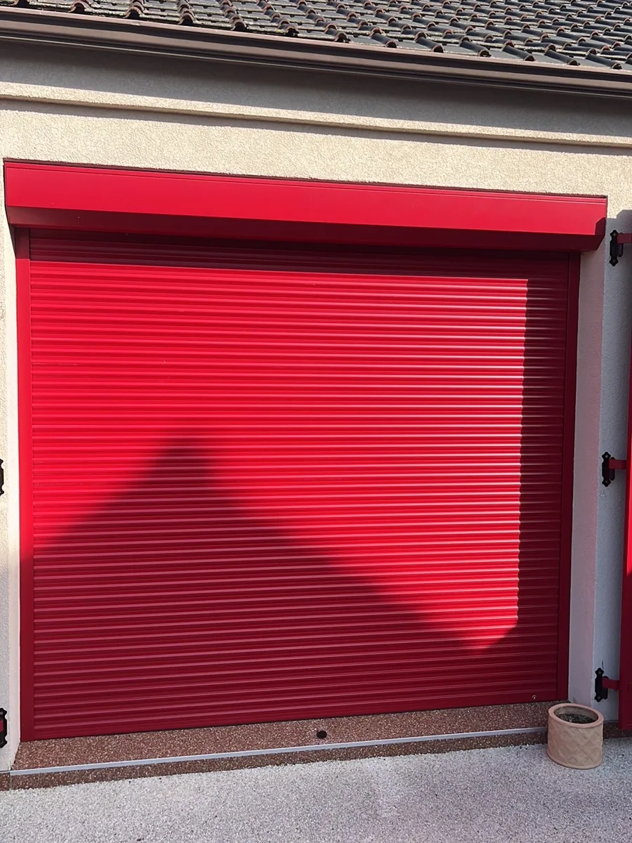 Volet roulant rouge grande largeur par AMG Serrurerie