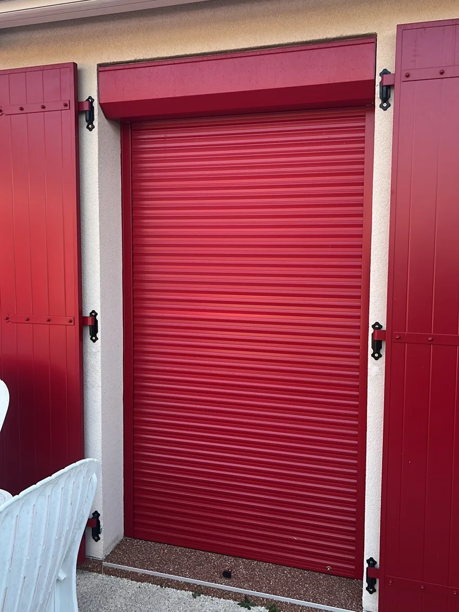 Volet roulant rouge sur mesure posé sur porte-fenêtre par AMG Serrurerie