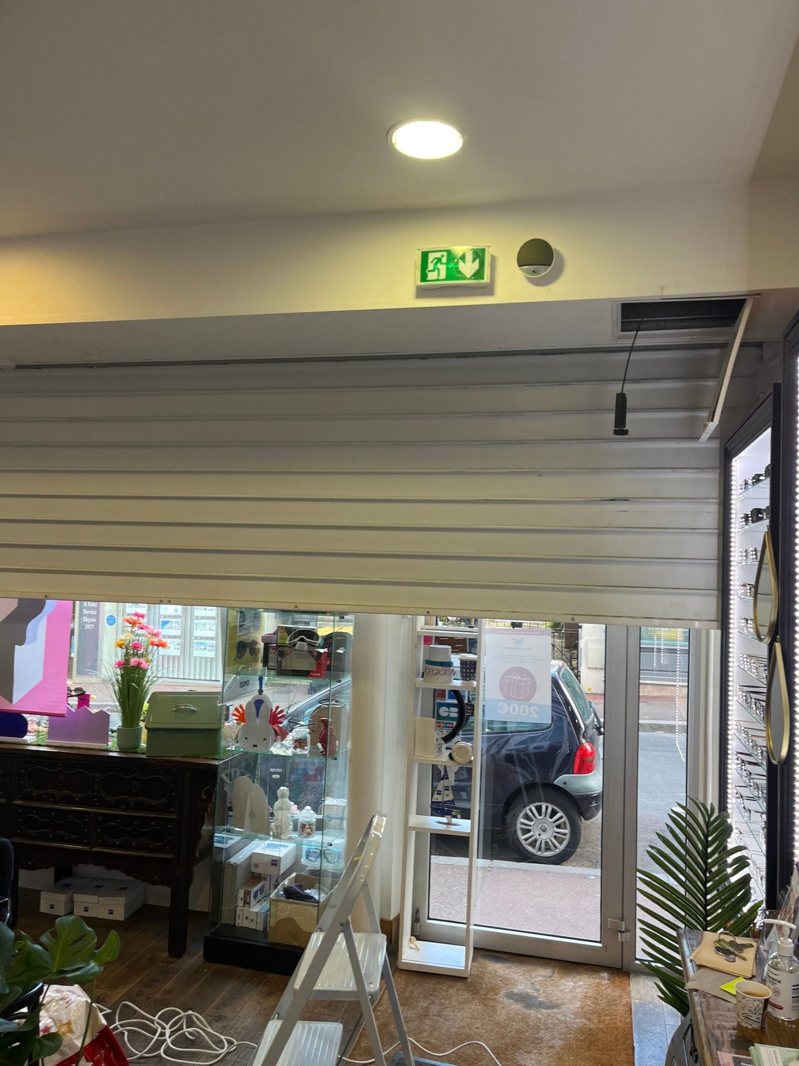 Guide Ultime 2025 : Installation de Rideau Métallique – Sécurisez Votre Commerce Comme un Pro